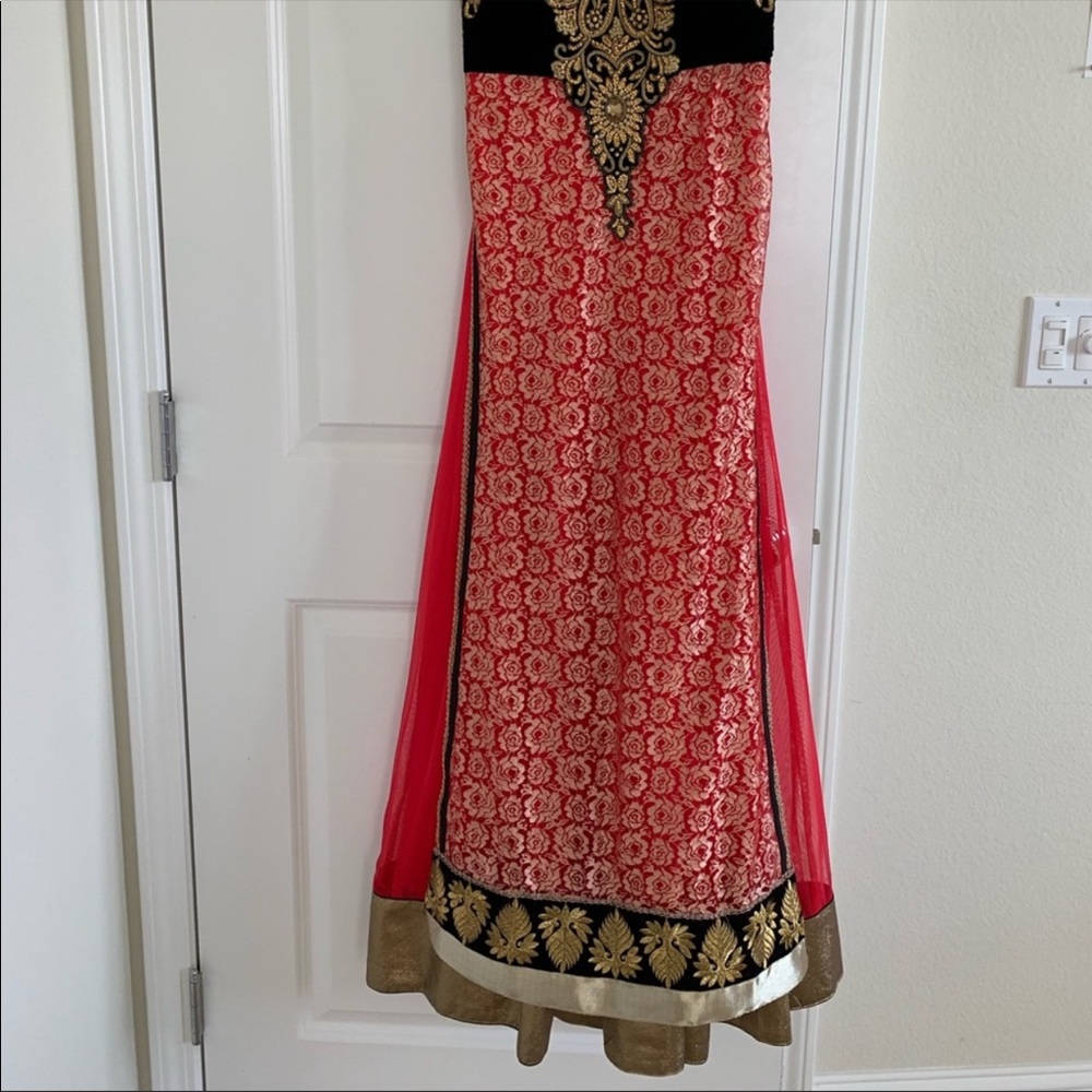 Elegant Black and Red Embroidered Dress - Picture 3 of 6